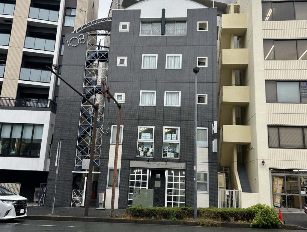 元町店の外観写真|108ビルにある整体院の入口